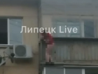 Полуголый мужчина едва не упал с балкона в областном центре 