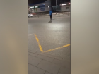 В Липецке пьяный гражданин бродил по проезжей части