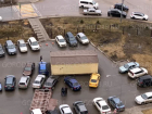 В Липецке во время непогоды на два автомобиля упали кирпичи