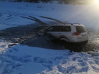 В Липецке в районе Сырского Рудника под лед провалился автомобиль 