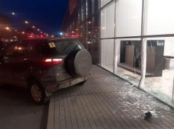 В Липецке на улице Меркулова авто протаранило витрину