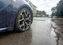 Власти Ельца заплатят водителю за проколотые шины