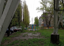 В Липецке под линией электропередач расположилась детская площадка