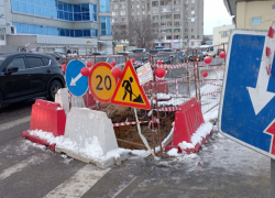 Сотрудники «Квадры» до сих пор не заделали яму в центре Липецка