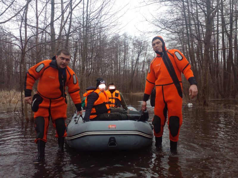 В Липецкой области спасатели помогли отрезанным от «большой земли» ребятам