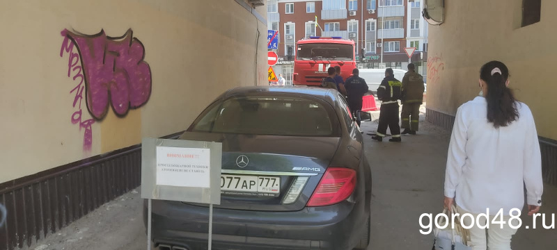 Автохам с «блатными» номерами заблокировал проезд автомобилю спасателей