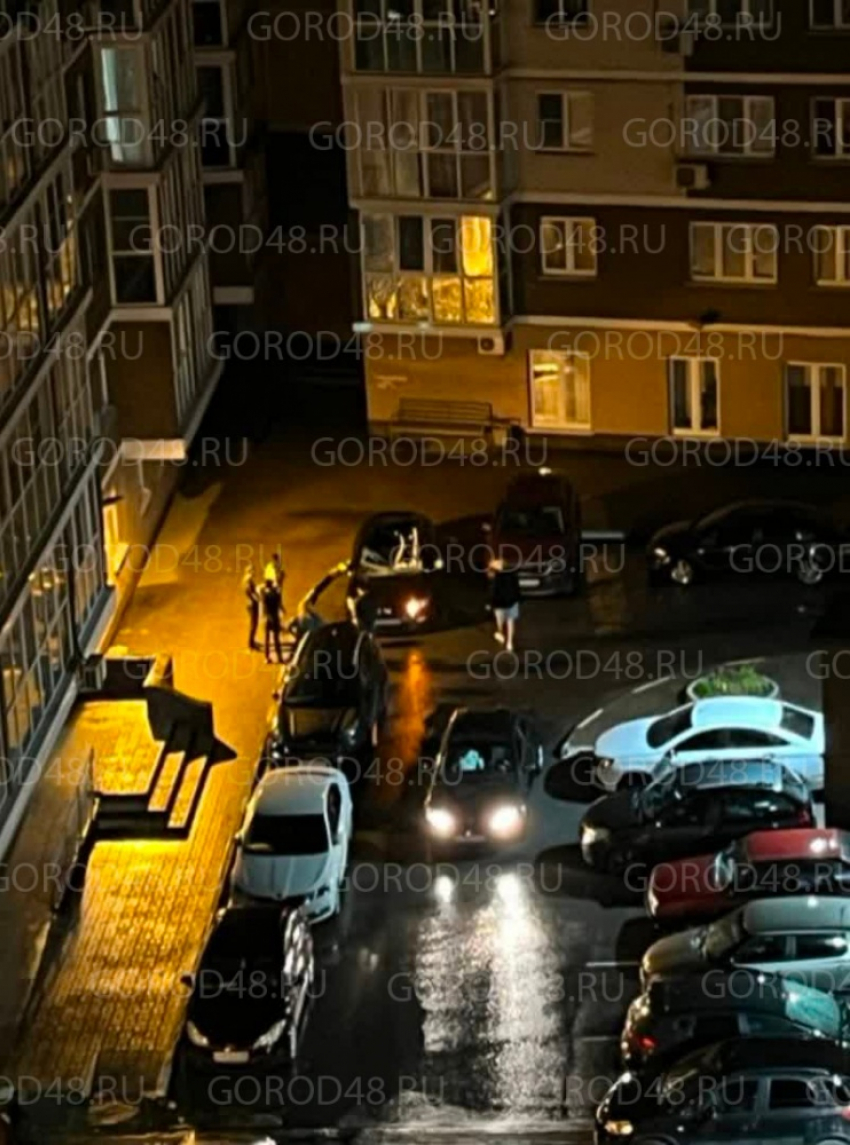 В Липецке женщина упала из окна многоэтажного дома