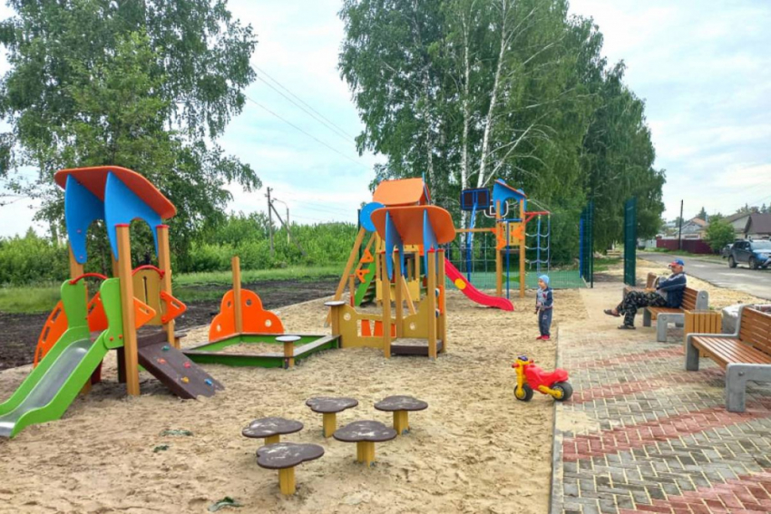 В Добровском районе появилась новая детская площадка 