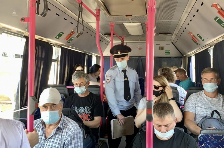Пассажиров почти 900 автобусов Липецка проверили на наличие масок 