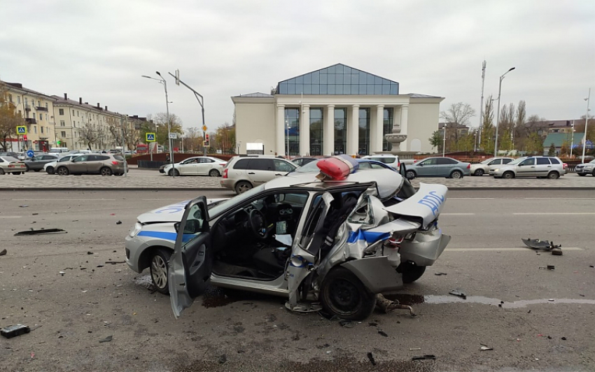 В центре Липецка произошло серьезное ДТП с участием автомобиля полиции