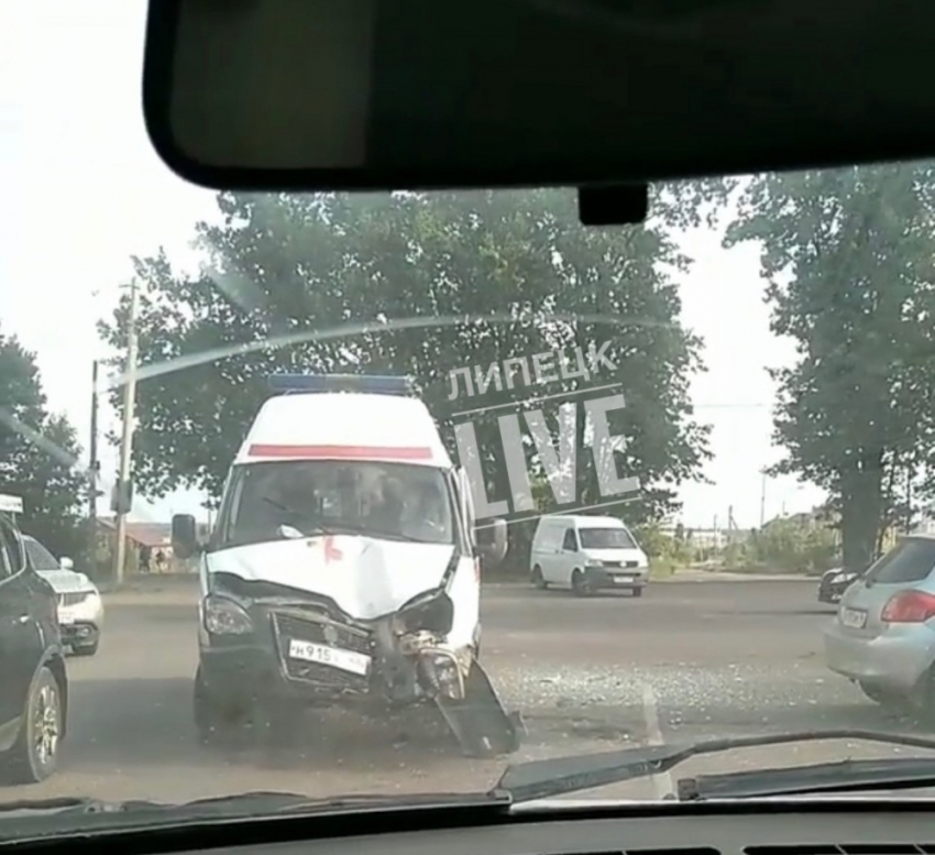 В Липецке столкнулись карета "скорой помощи", автобус и легковушка 