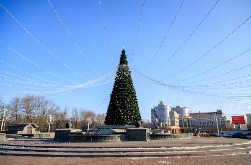 На площади Петра Великого в Липецке почти все готово для встречи Нового года