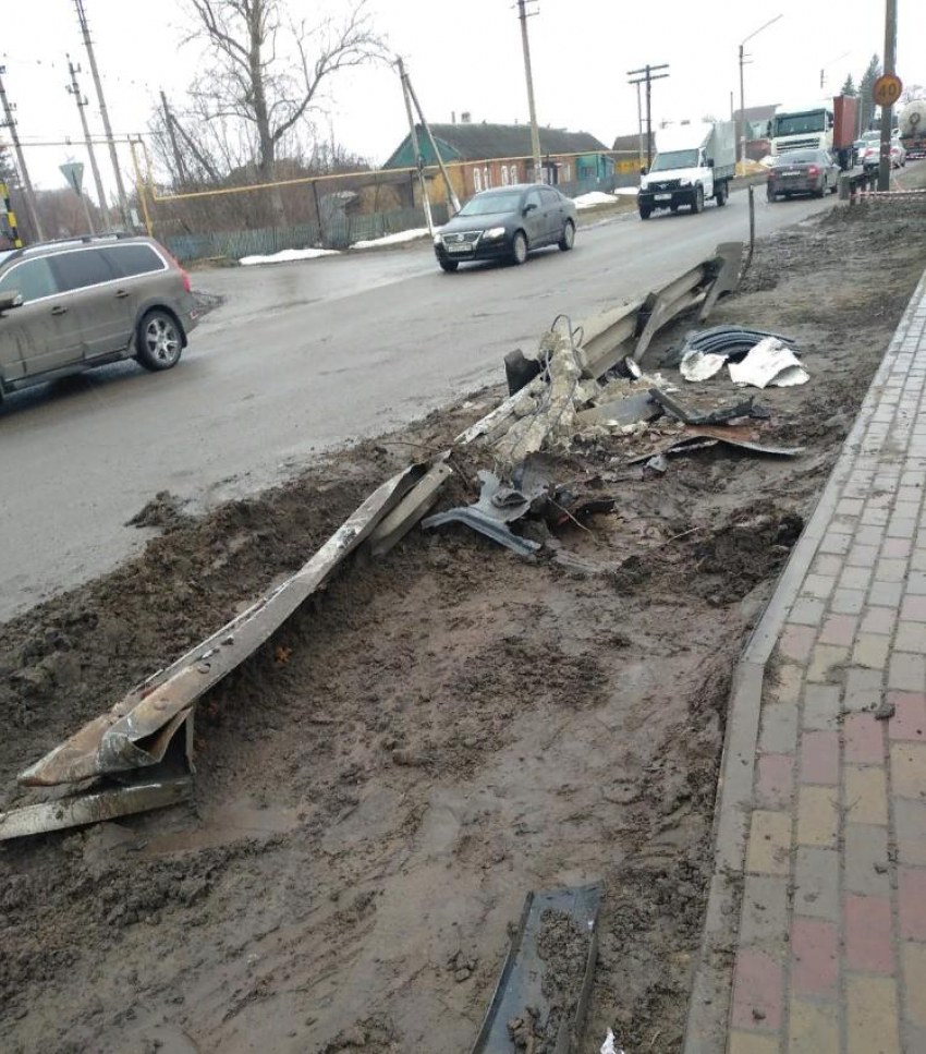 В Липецкой области сбитый столб стал причиной огромной пробки 