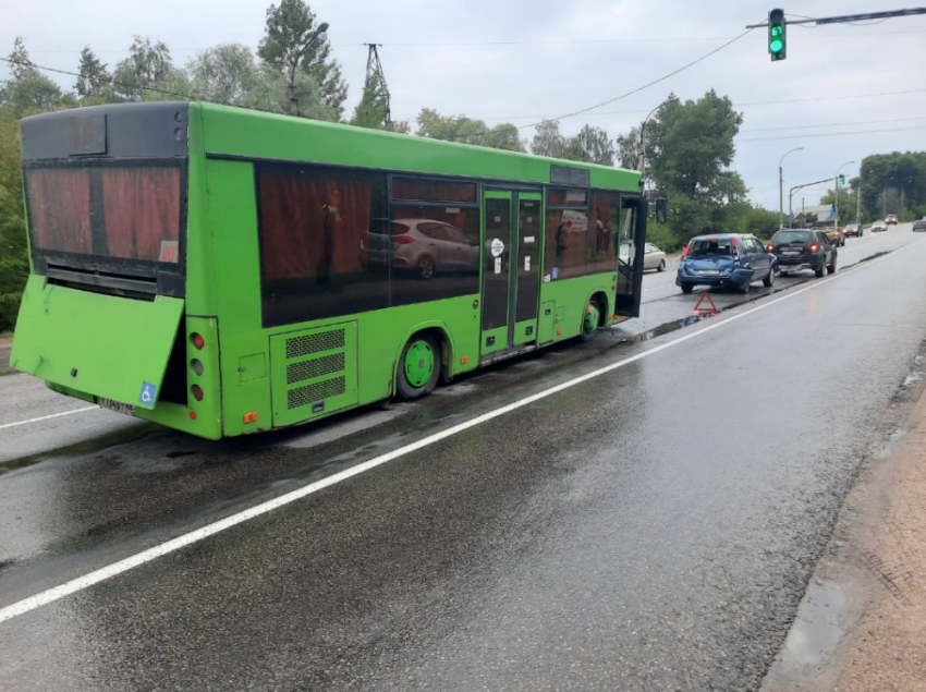 В Липецке в аварии с участием автобуса пострадали две школьницы